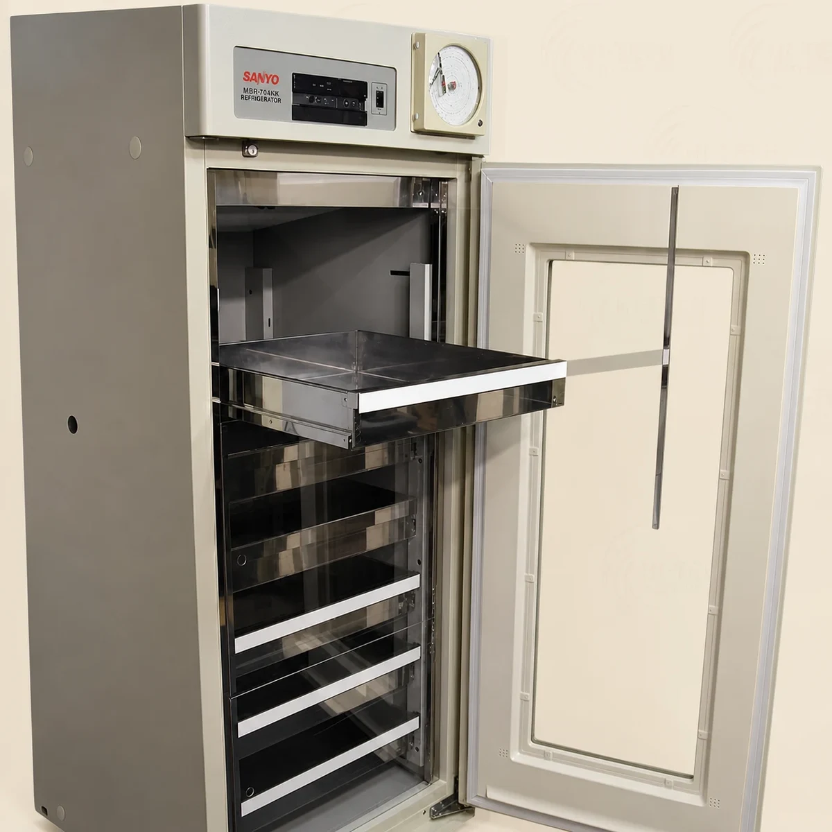 Sanyo MBR-704GR Blood Bank Refrigerator view 3